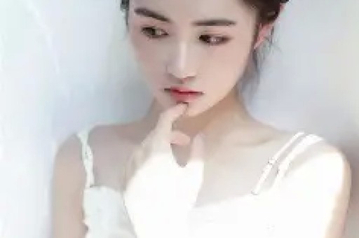 大衣哥朱之文中途罢演引发热议。他在景区登台表演到一半骤然停演并非设备故障而是难以忍受现场高温无法继续演出