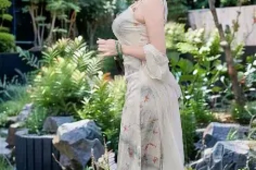 又是婚内出轨？男明星和女演员车内缠绵公共场合出双入对不避讳